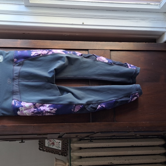 Calia by Carrie Underwood size s grey w purple floral workout capris key pouch - Picture 6 of 7